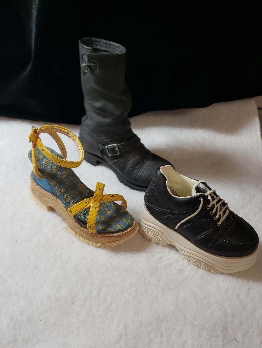 9 RIGHT SHOES - Picture 5 of 16